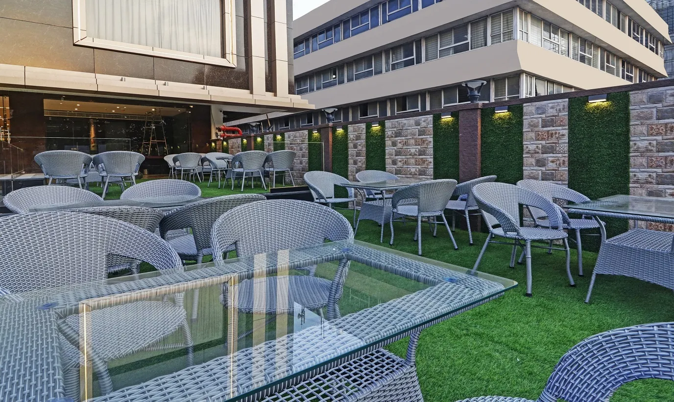 Restaurant dining by day